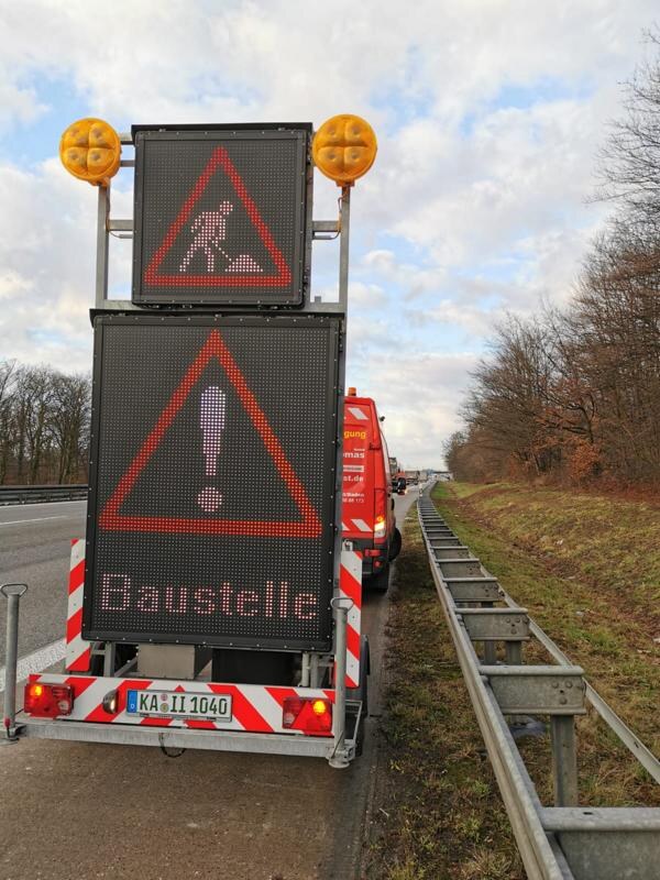 LED-Warnanhänger mit Baustellenhinweis