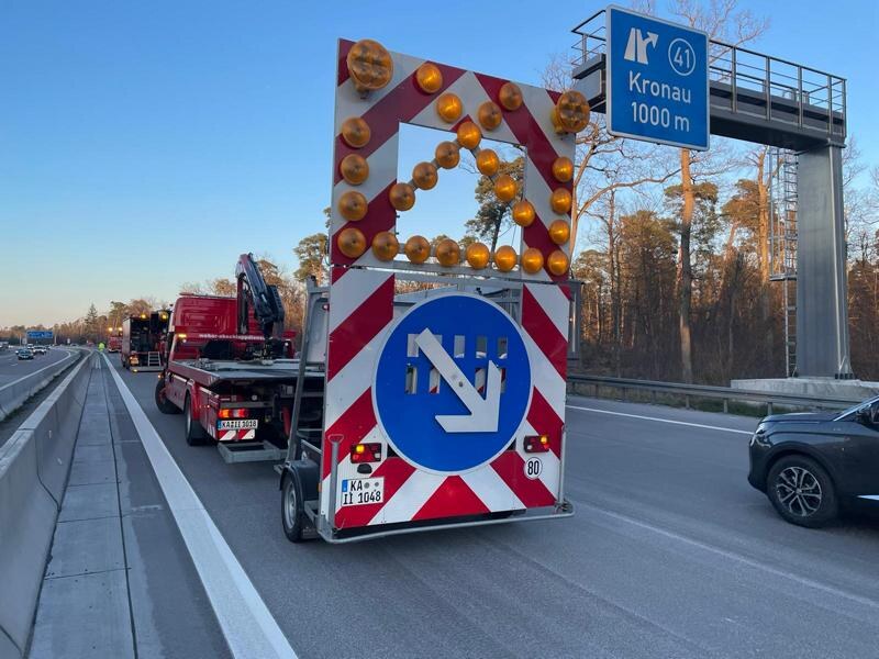 Fahrbahnsperrung mit Leitanhänger