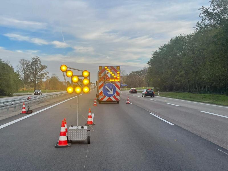 Leitanhänger und Warnleuchten auf der Autobahn